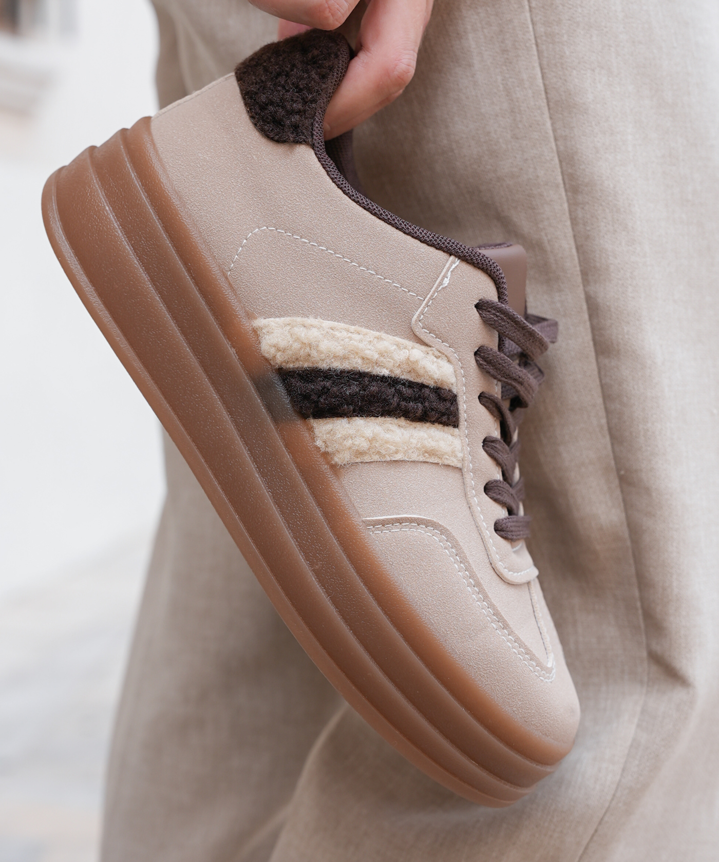 BASKETS TAUPE À SEMELLE ÉPAISSE ET DÉTAILS EN LAINE BOUCLÉE - Casualmode.fr