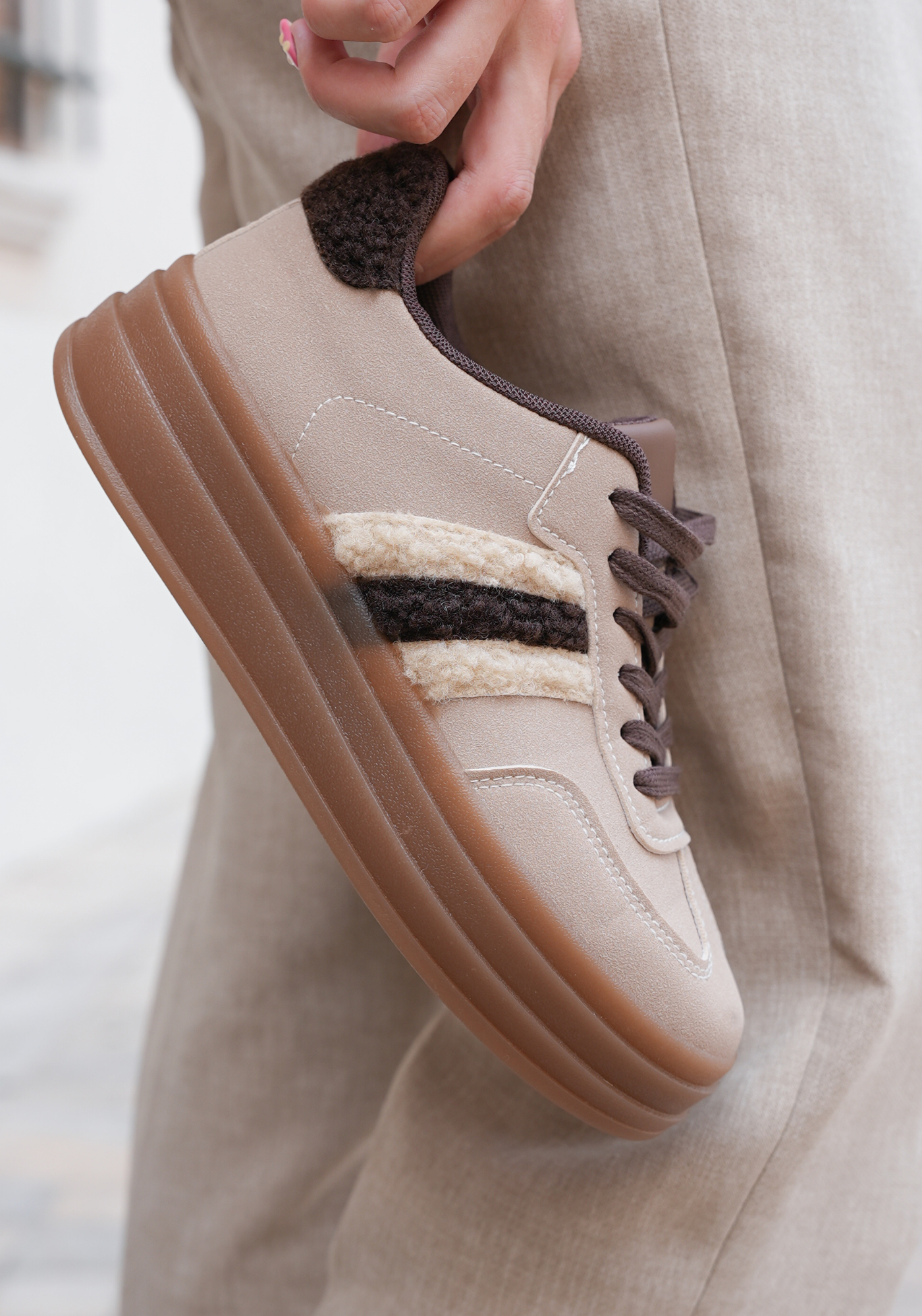 BASKETS TAUPE À SEMELLE ÉPAISSE ET DÉTAILS EN LAINE BOUCLÉE - Casualmode.fr