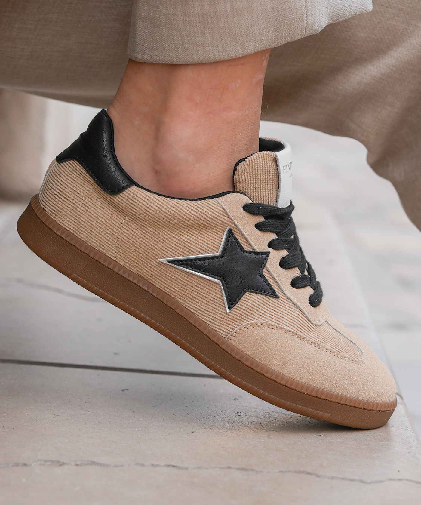 BASKETS BEIGE EN TISSU AVEC ÉTOILE NOIRE - Casualmode.fr