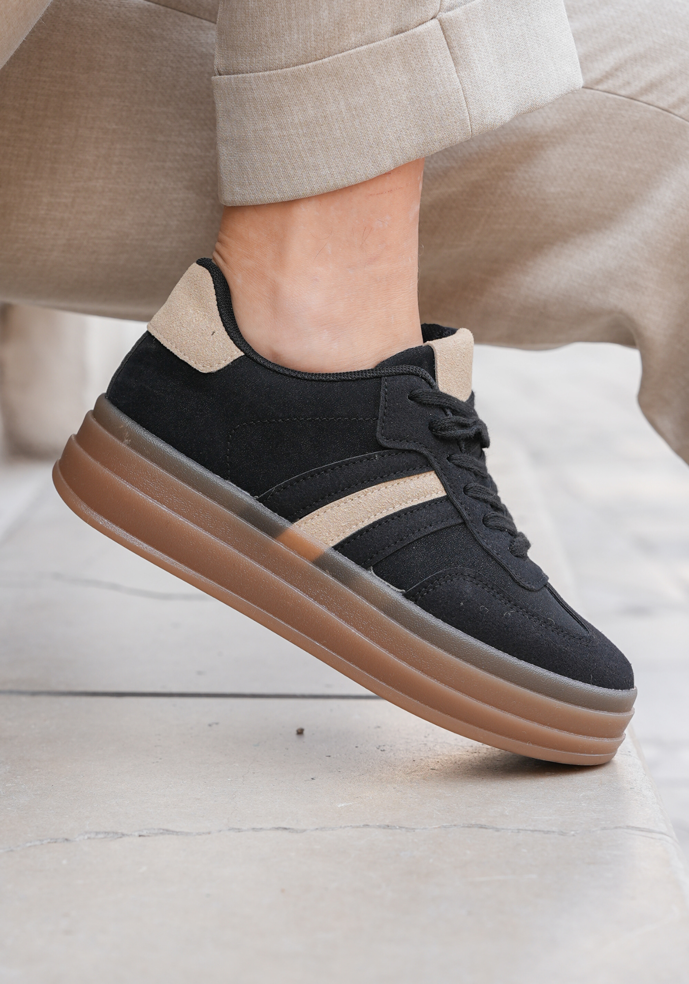 BASKETS PLATEFORME NOIRES ET BEIGE – STYLE URBAIN - Casualmode.fr