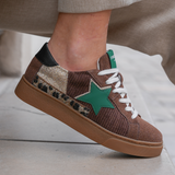 BASKETS MARRON AVEC ÉTOILE VERTE ET DÉTAILS ANIMALIER - Casualmode.fr
