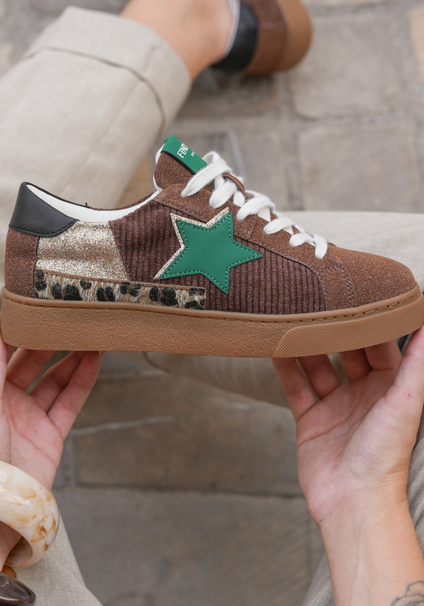 BASKETS MARRON AVEC ÉTOILE VERTE ET DÉTAILS ANIMALIER - Casualmode.fr