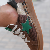 BASKETS MARRON AVEC ÉTOILE VERTE ET DÉTAILS ANIMALIER - Casualmode.fr