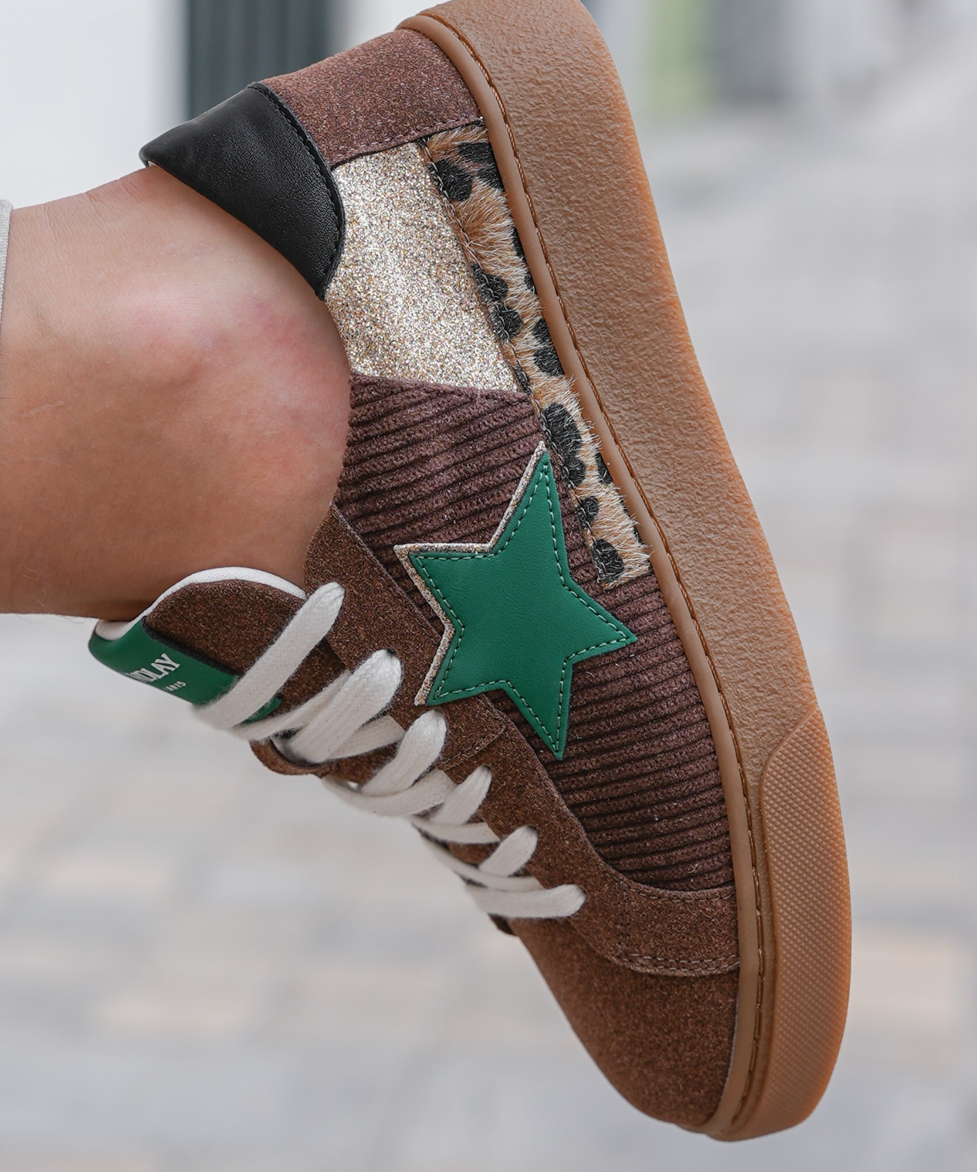 BASKETS MARRON AVEC ÉTOILE VERTE ET DÉTAILS ANIMALIER - Casualmode.fr