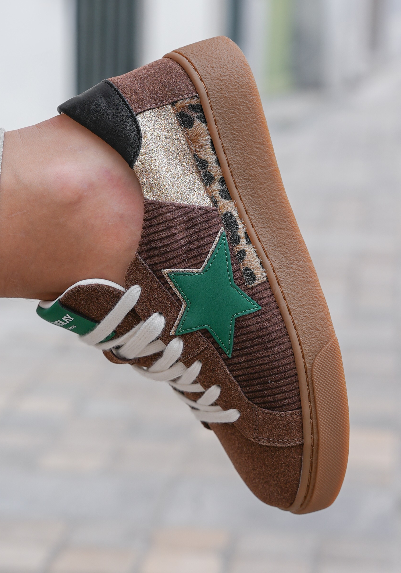 BASKETS MARRON AVEC ÉTOILE VERTE ET DÉTAILS ANIMALIER - Casualmode.fr