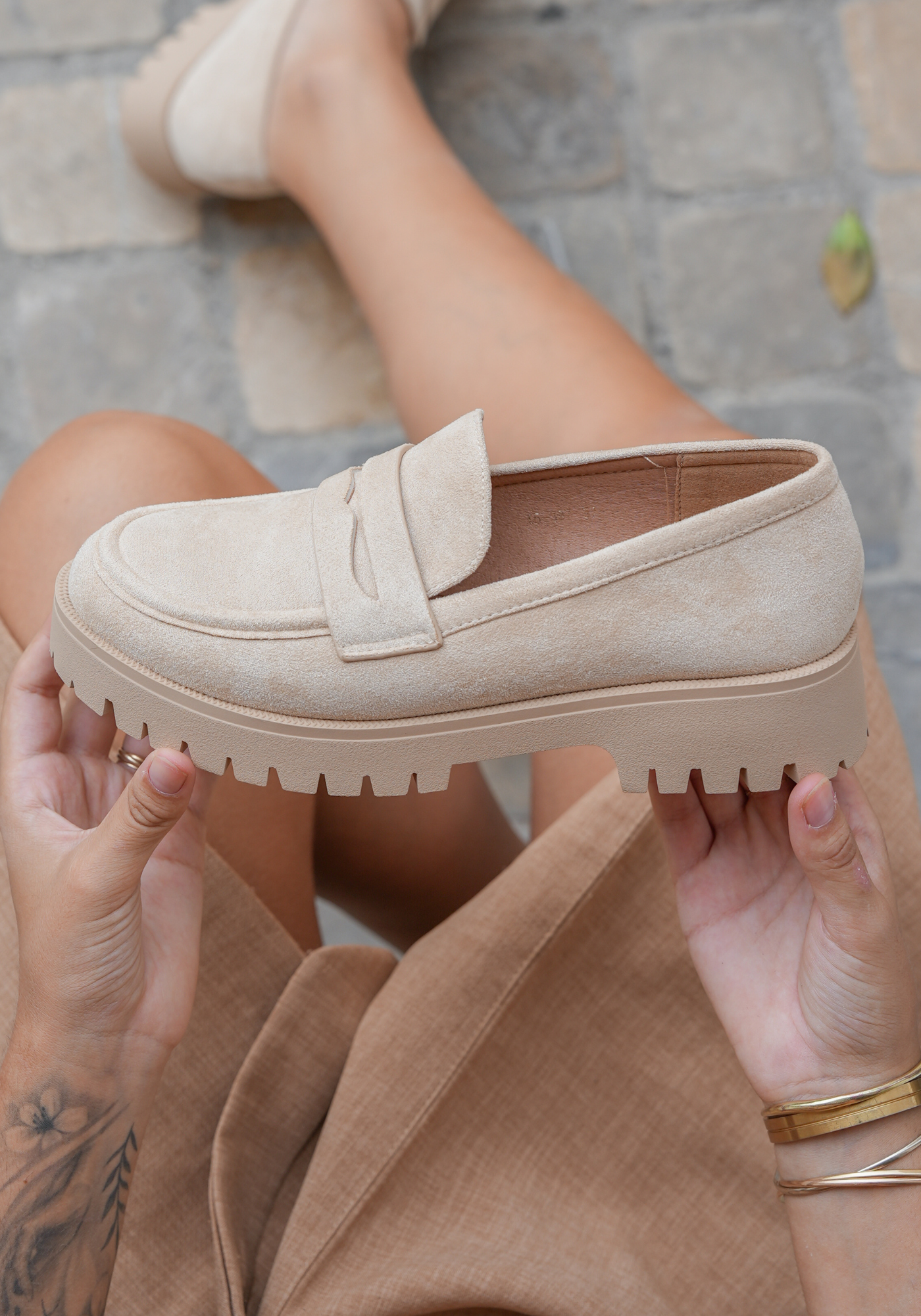 MOCASSINS BEIGE À SEMELLE CRANTÉE - Casualmode.fr