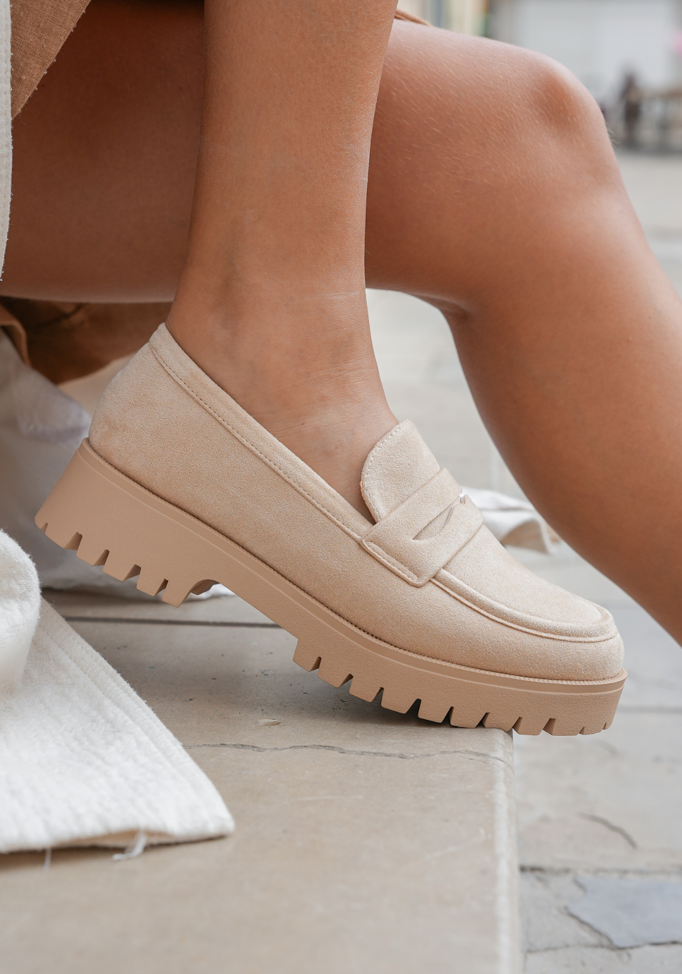 MOCASSINS BEIGE À SEMELLE CRANTÉE - Casualmode.fr