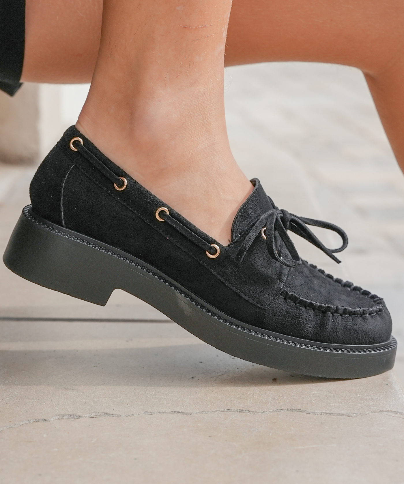 MOCASSINS NOIRS AVEC LACETS – STYLE INTEMPOREL - Casualmode.fr
