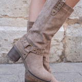 BOTTES HAUTES TAUPE À TALON AVEC BOUCLES ET CLOUS - Casualmode.fr