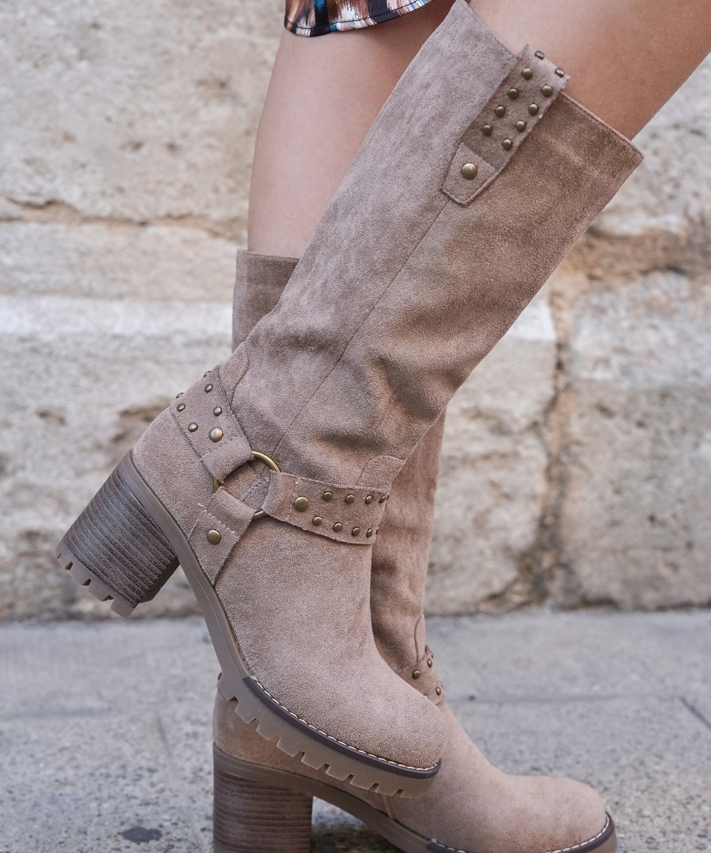 BOTTES HAUTES TAUPE À TALON AVEC BOUCLES ET CLOUS - Casualmode.fr
