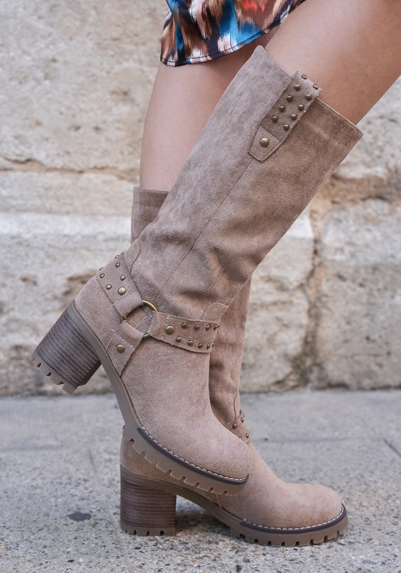BOTTES HAUTES TAUPE À TALON AVEC BOUCLES ET CLOUS - Casualmode.fr
