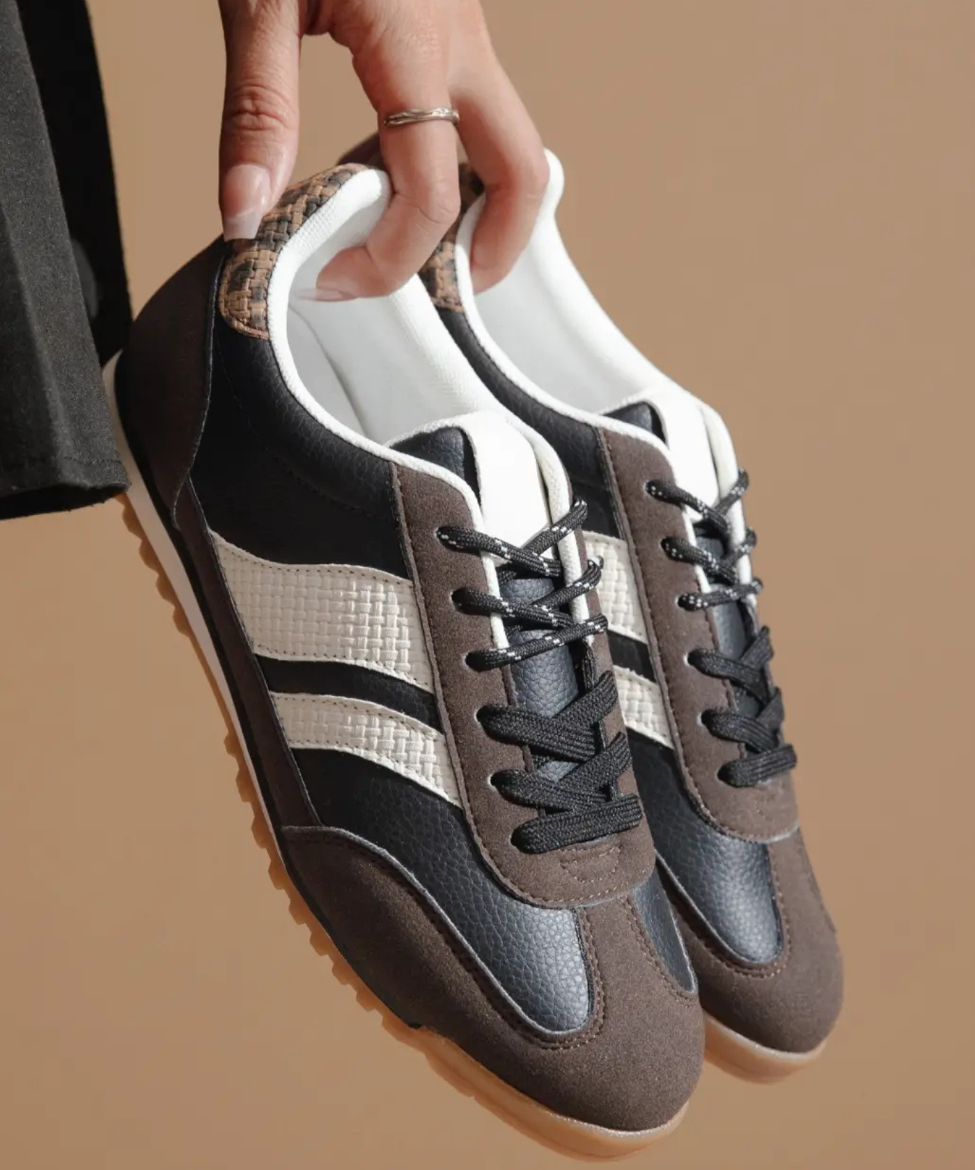 BASKETS FEMME MARRON ET NOIR A LACETS - Casualmode.fr