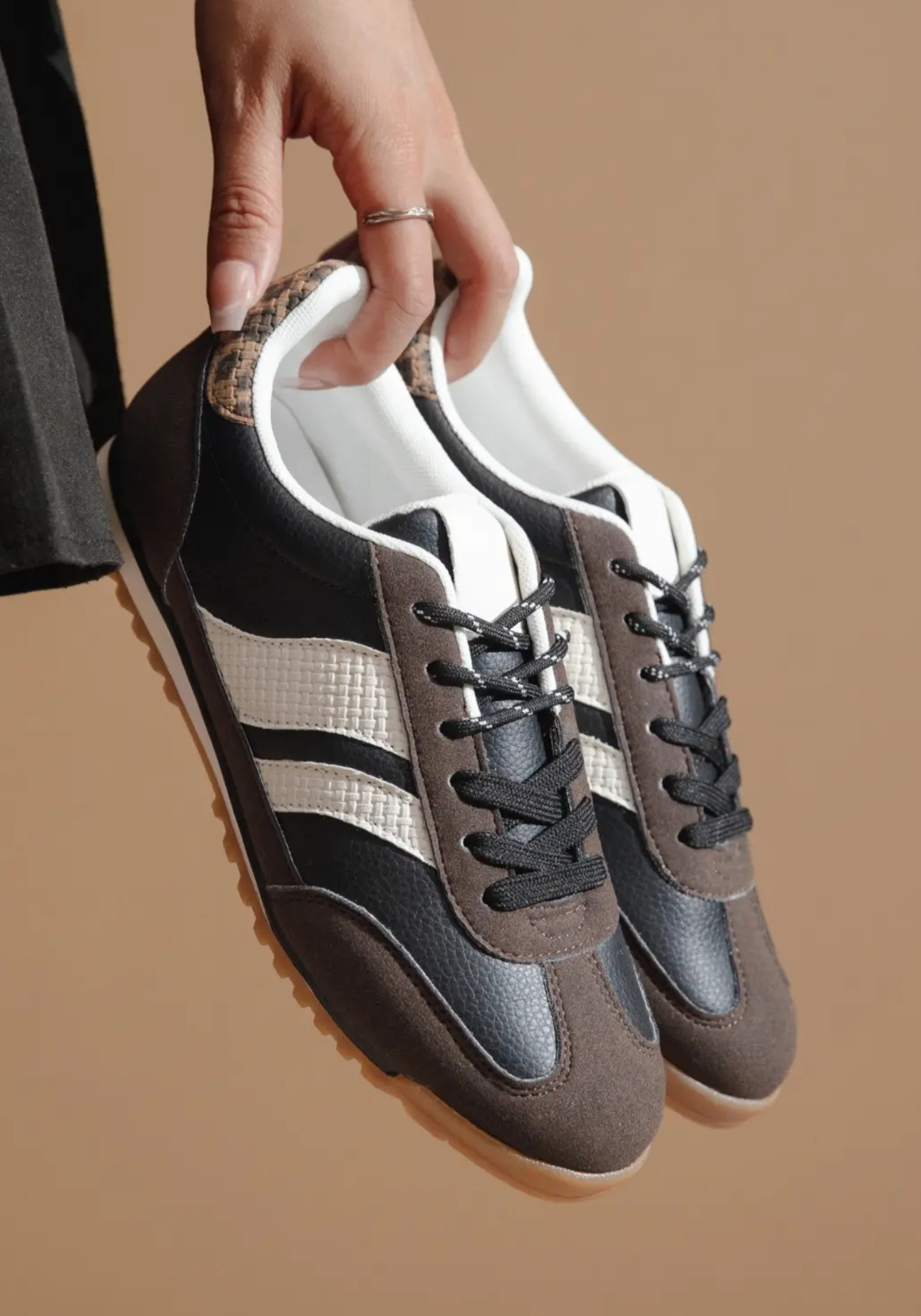 BASKETS FEMME MARRON ET NOIR A LACETS - Casualmode.fr