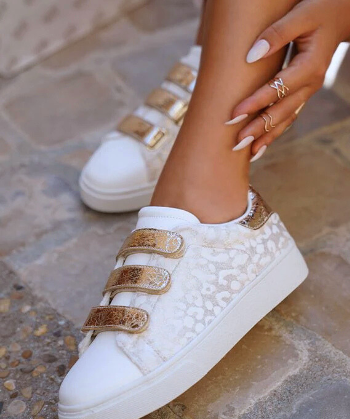 BASKETS FEMME BLANCHES SCRATCHS DORÉS - Casualmode.fr