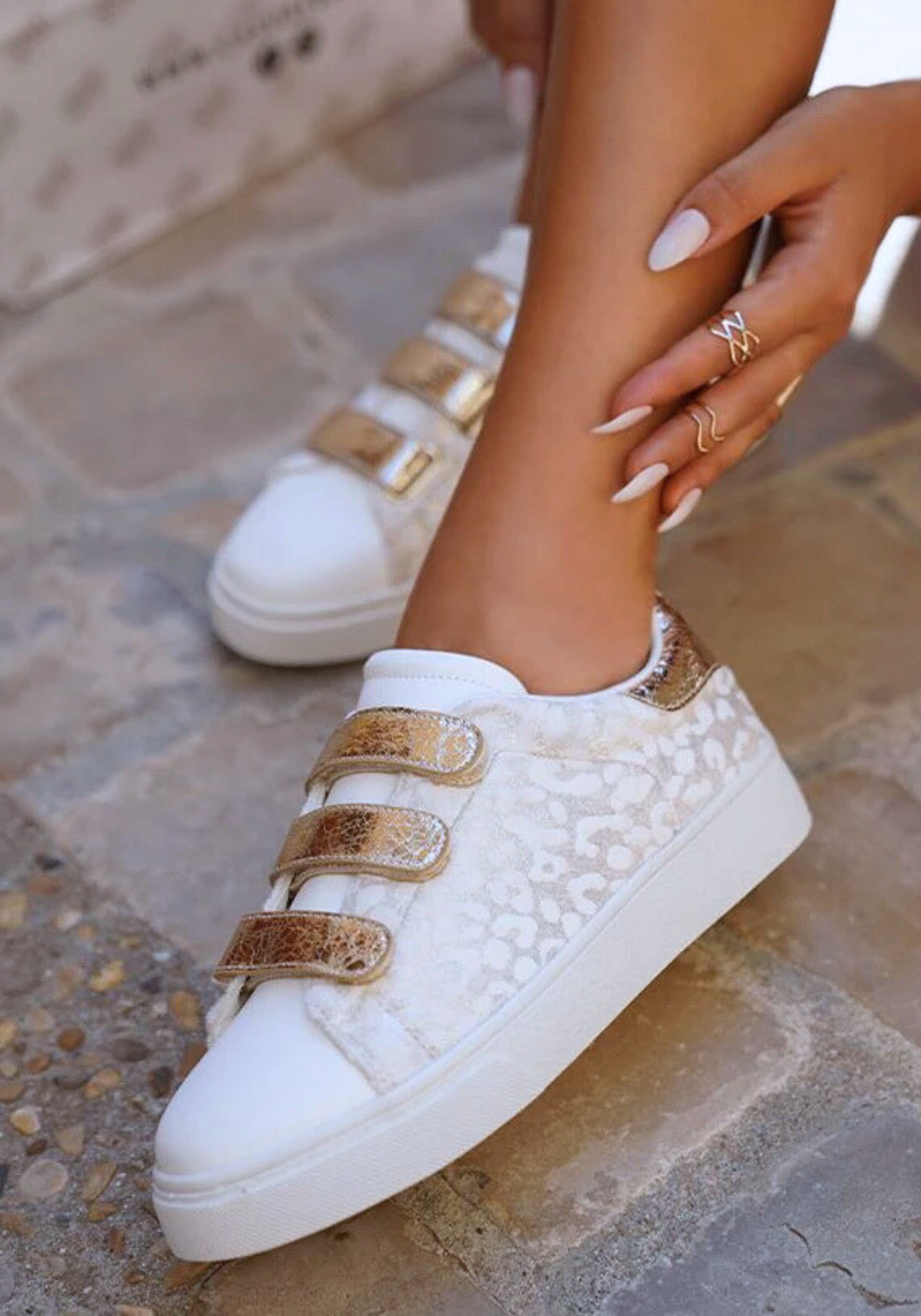 BASKETS FEMME BLANCHES SCRATCHS DORÉS - Casualmode.fr