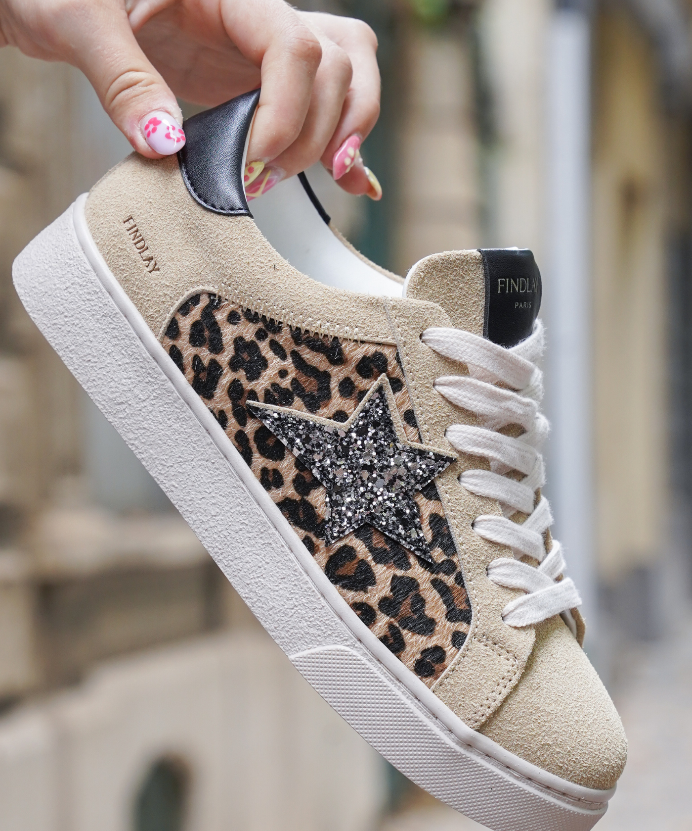 BASKETS BEIGE IMPRIMÉ LÉOPARD AVEC ÉTOILE PAILLETÉE - Casualmode.fr