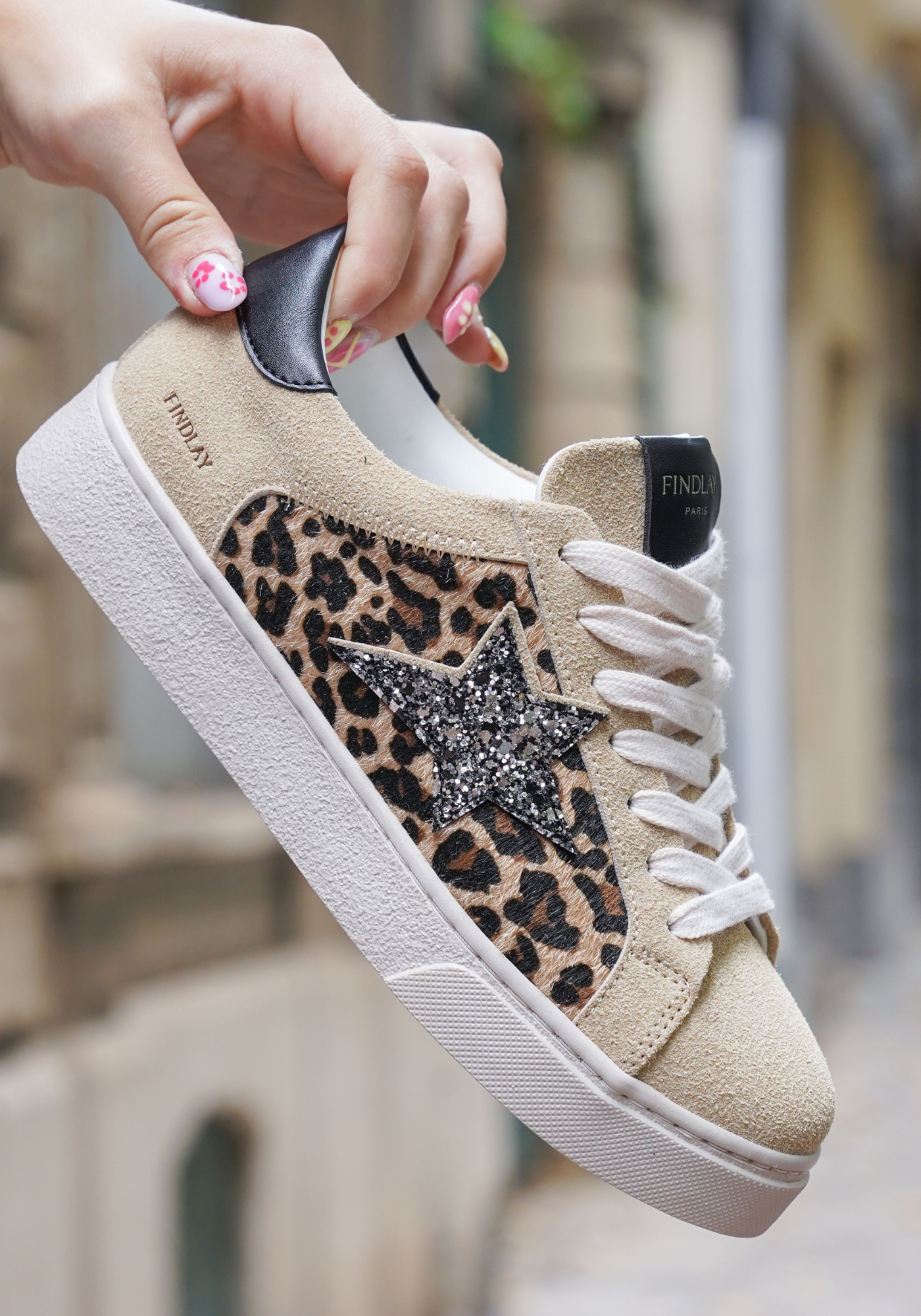 BASKETS BEIGE IMPRIMÉ LÉOPARD AVEC ÉTOILE PAILLETÉE - Casualmode.fr