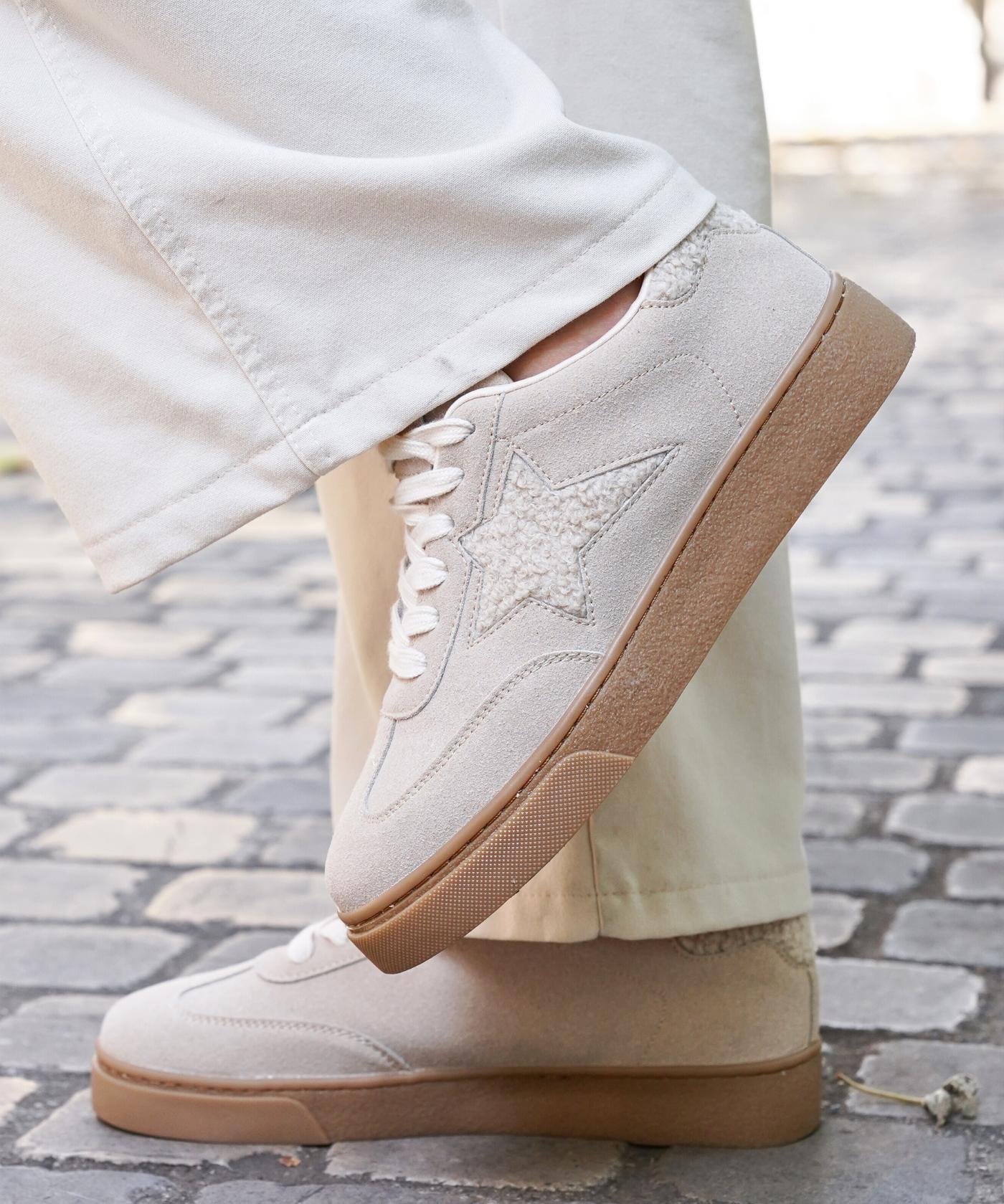 BASKETS BEIGE EN SUÉDINE AVEC ÉTOILE TEXTURÉE - Casualmode.fr