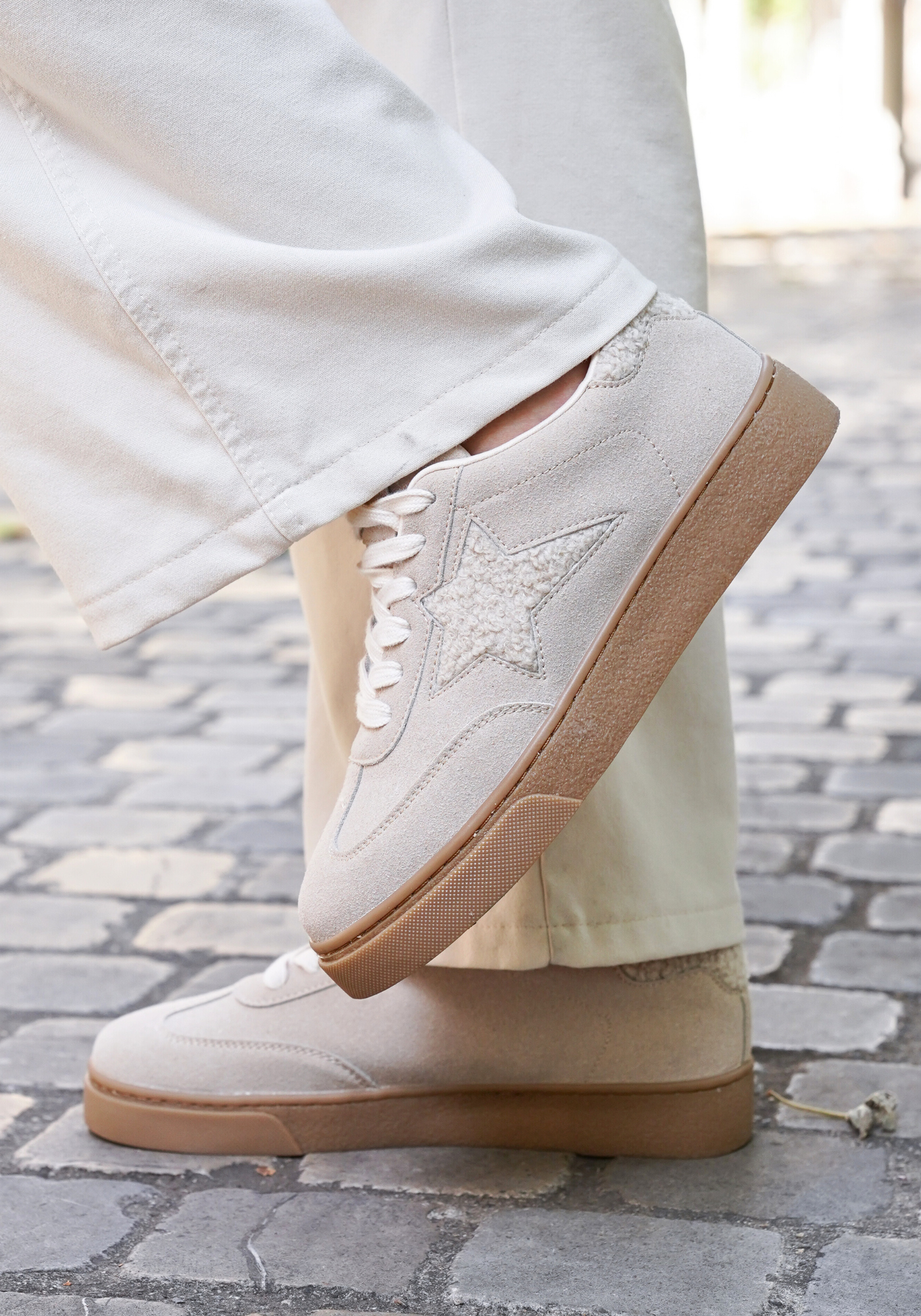 BASKETS BEIGE EN SUÉDINE AVEC ÉTOILE TEXTURÉE - Casualmode.fr
