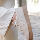 BASKETS BEIGE EN SUÉDINE AVEC ÉTOILE TEXTURÉE - Casualmode.fr