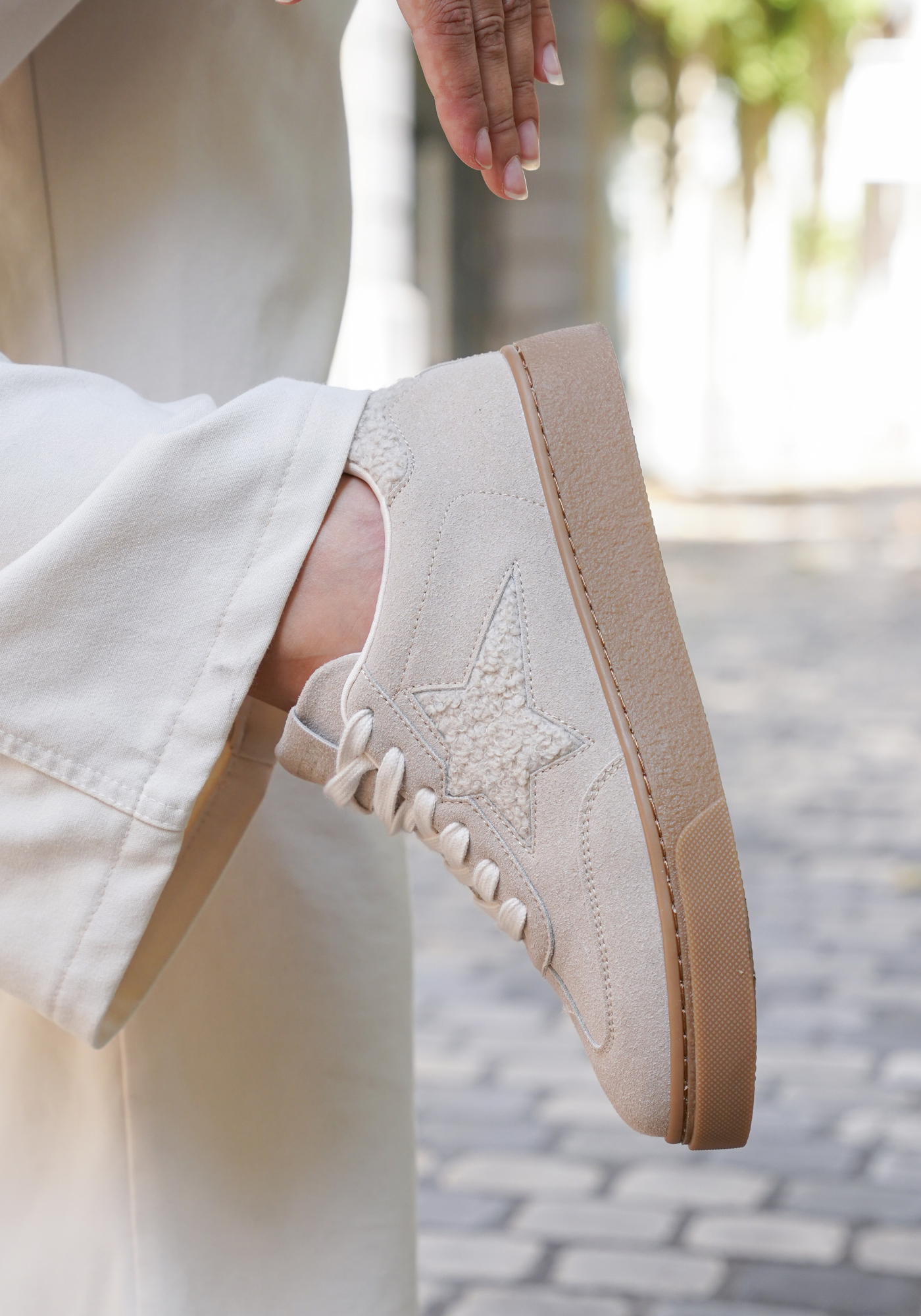 BASKETS BEIGE EN SUÉDINE AVEC ÉTOILE TEXTURÉE - Casualmode.fr