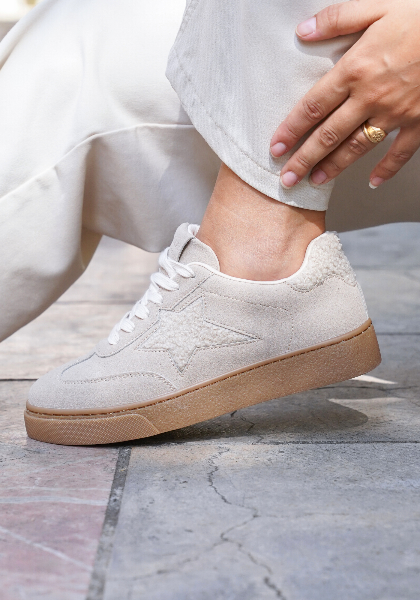BASKETS BEIGE EN SUÉDINE AVEC ÉTOILE TEXTURÉE - Casualmode.fr