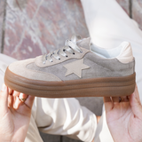 BASKETS GRISE ÉTOILE TON SUR TON – ÉLÉGANCE DISCRÈTE - Casualmode.fr