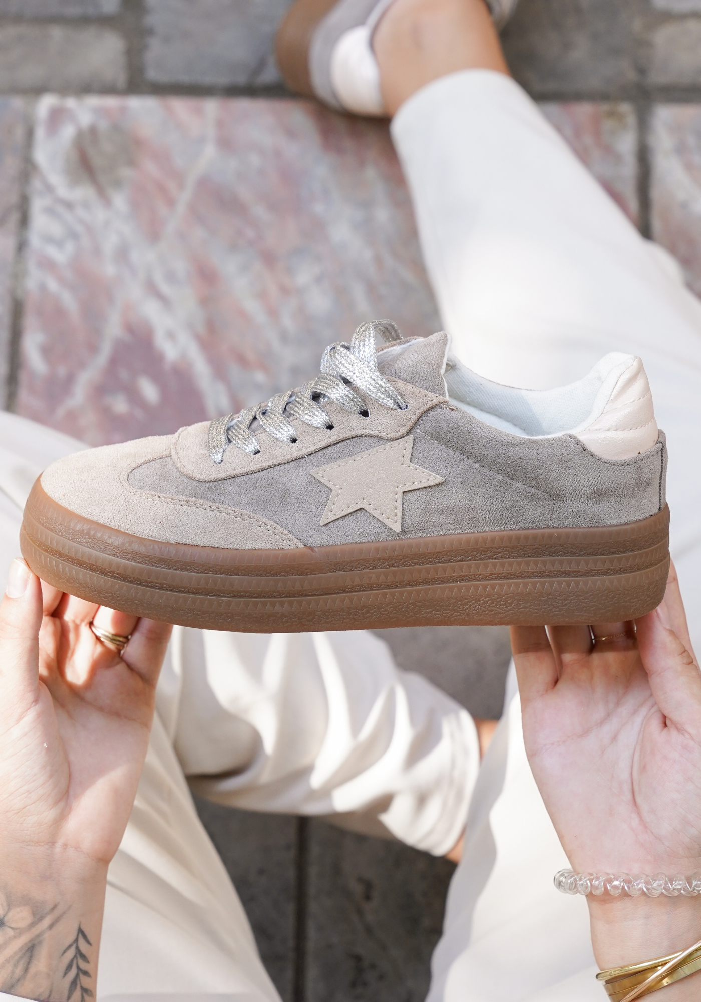 BASKETS GRISE ÉTOILE TON SUR TON – ÉLÉGANCE DISCRÈTE - Casualmode.fr