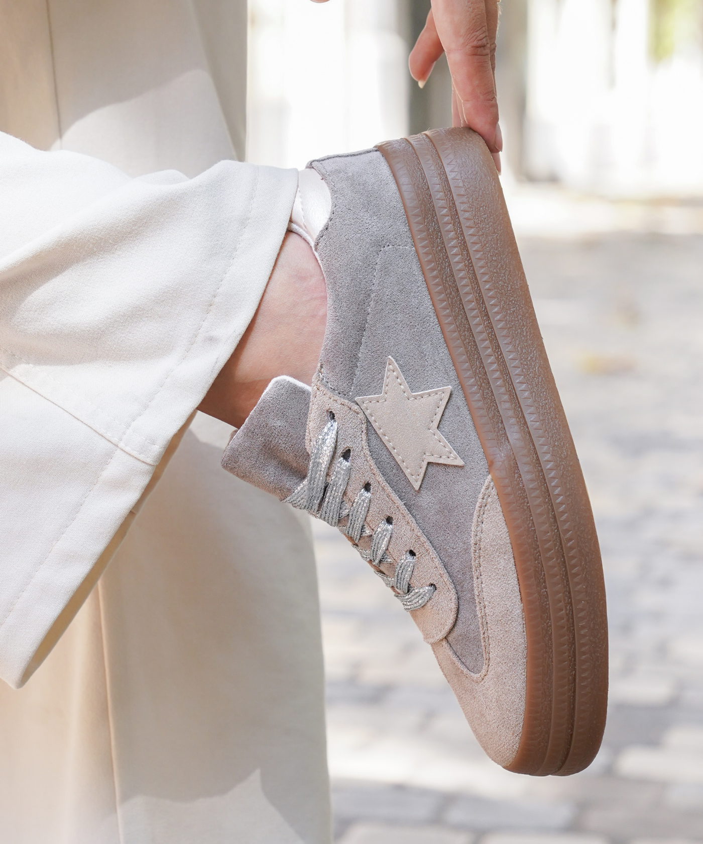 BASKETS GRISE ÉTOILE TON SUR TON – ÉLÉGANCE DISCRÈTE - Casualmode.fr