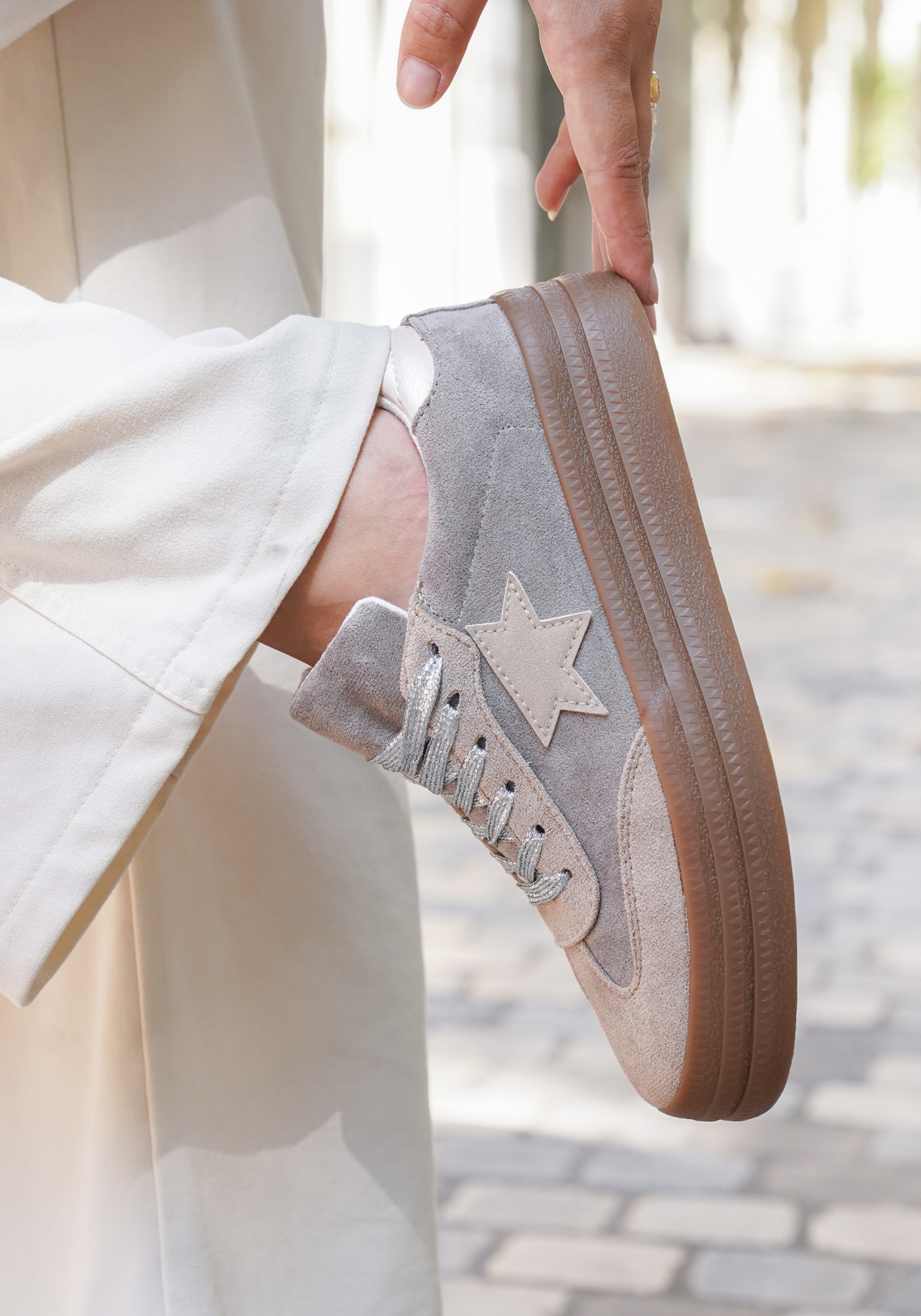 BASKETS GRISE ÉTOILE TON SUR TON – ÉLÉGANCE DISCRÈTE - Casualmode.fr