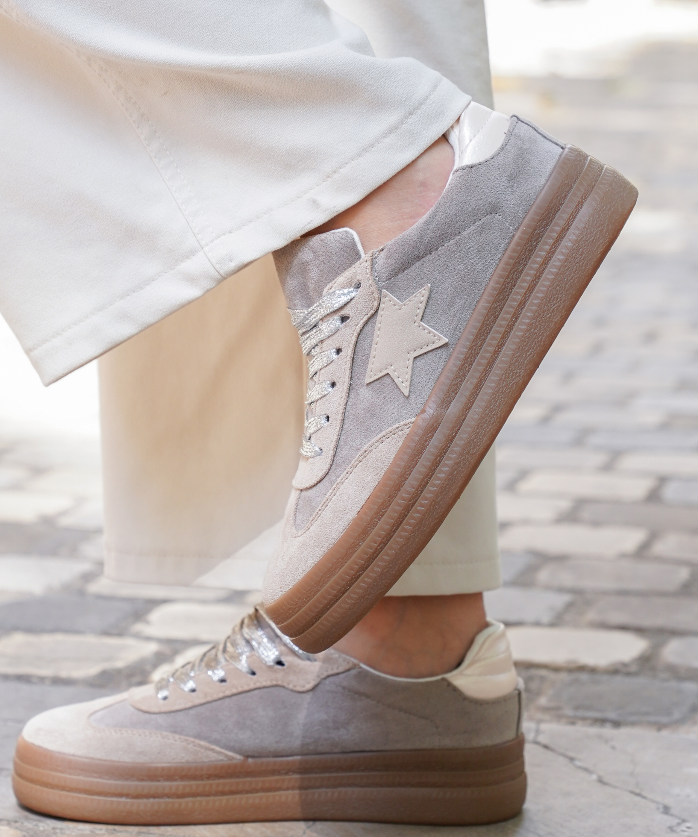 BASKETS GRISE ÉTOILE TON SUR TON – ÉLÉGANCE DISCRÈTE - Casualmode.fr