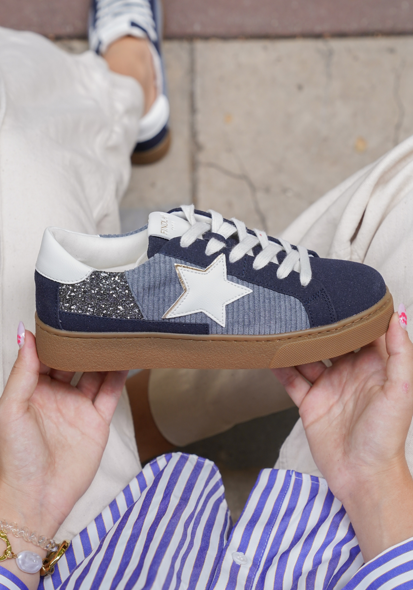 BASKETS BLEU MARINE ET GRIS À ÉTOILE BLANCHE - Casualmode.fr