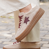 BASKETS BEIGE AVEC ÉTOILE BORDEAUX ET SEMELLE ÉPAISSE - Casualmode.fr