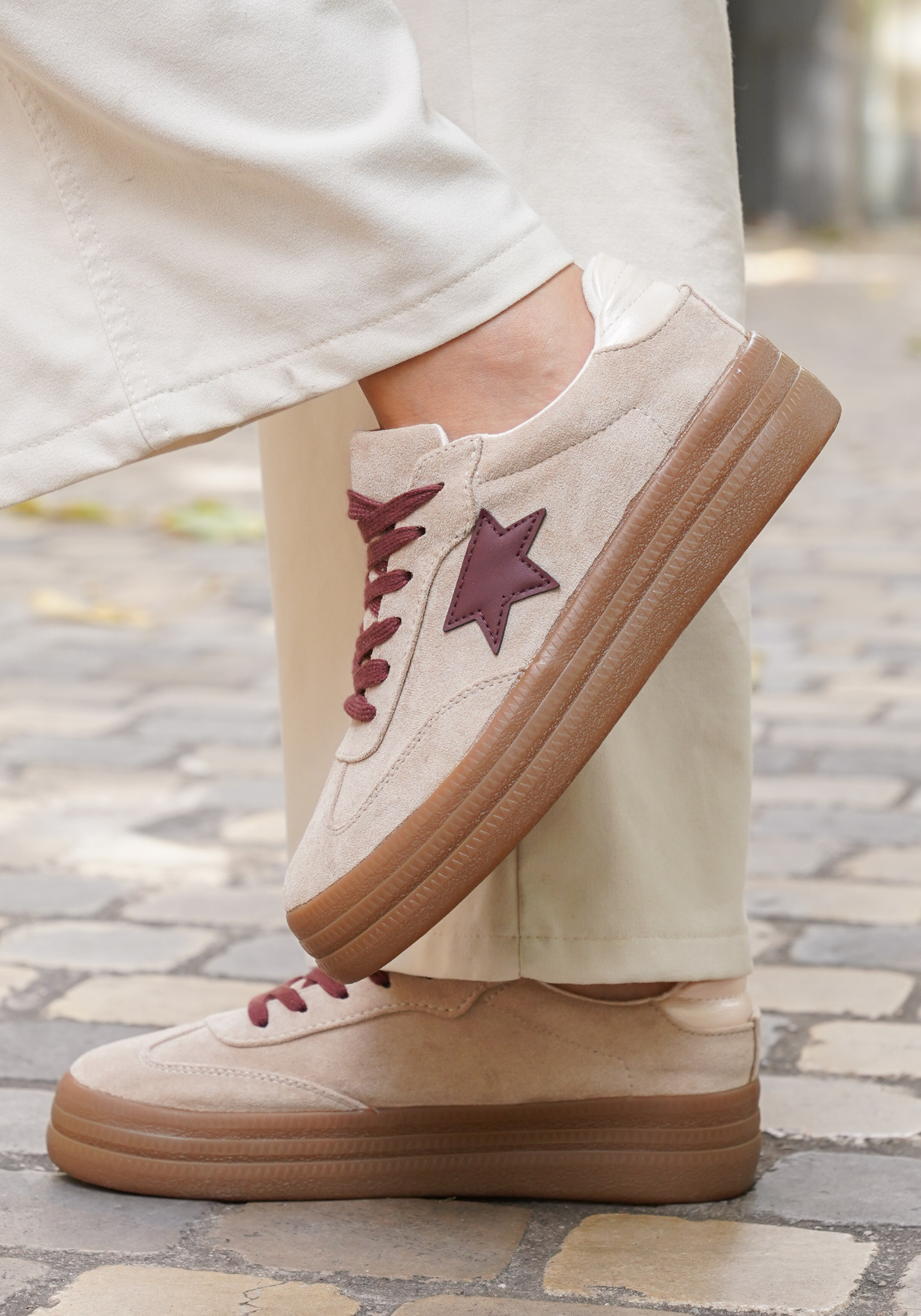 BASKETS BEIGE AVEC ÉTOILE BORDEAUX ET SEMELLE ÉPAISSE - Casualmode.fr