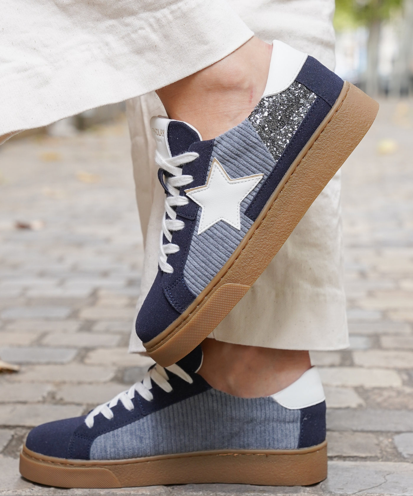 BASKETS BLEU MARINE ET GRIS À ÉTOILE BLANCHE - Casualmode.fr