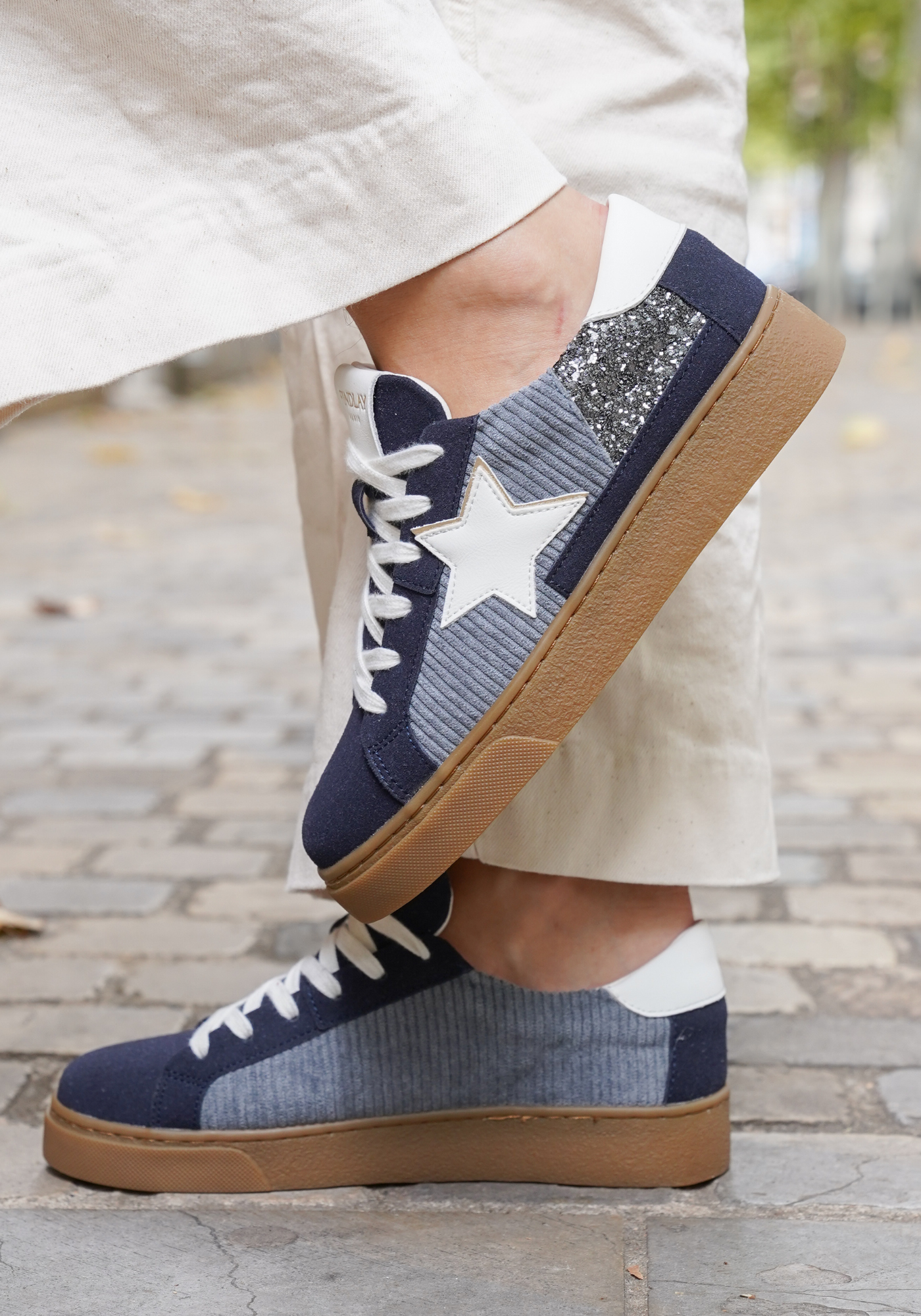 BASKETS BLEU MARINE ET GRIS À ÉTOILE BLANCHE - Casualmode.fr