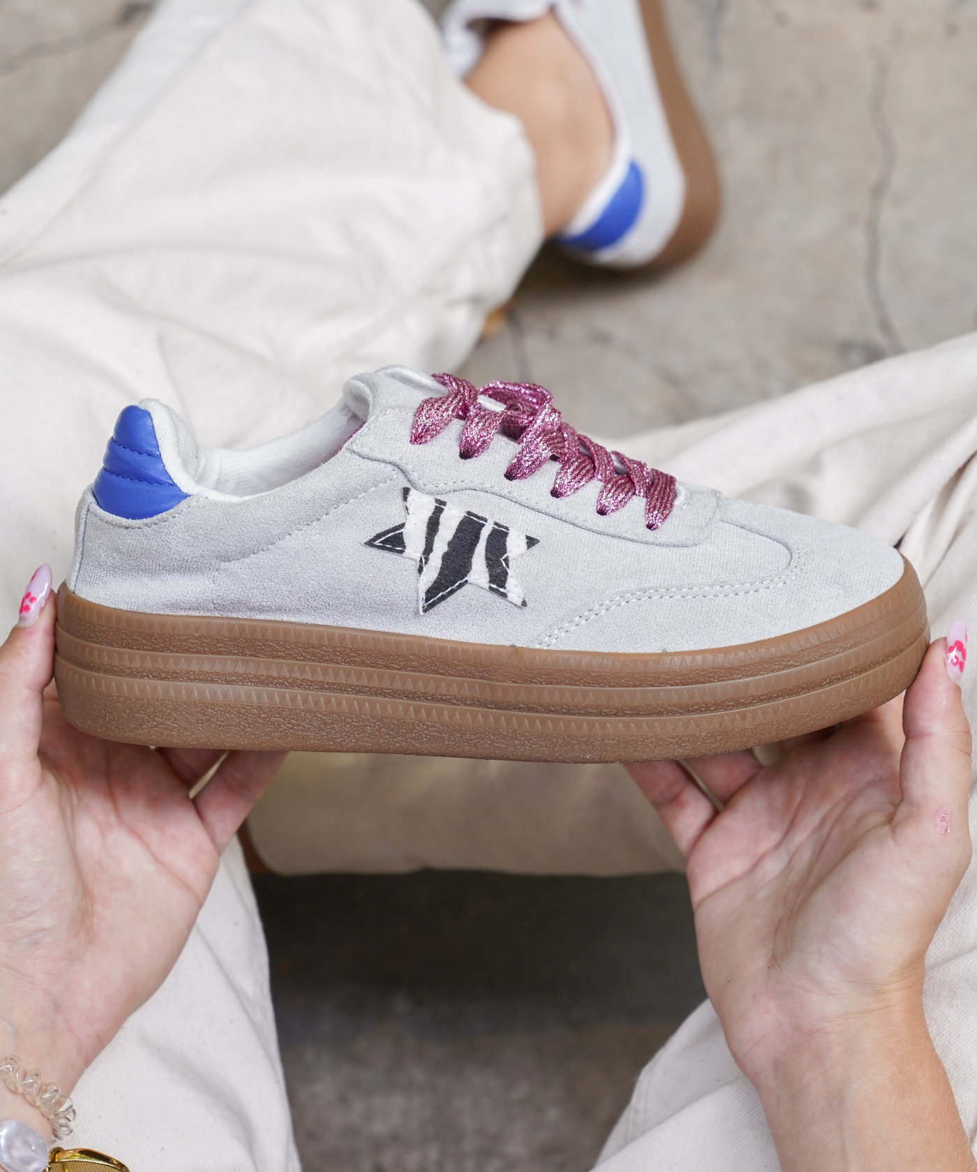 BASKETS BLANCHES AVEC DÉTAIL ZÉBRÉ ET LACETS BORDEAUX - Casualmode.fr