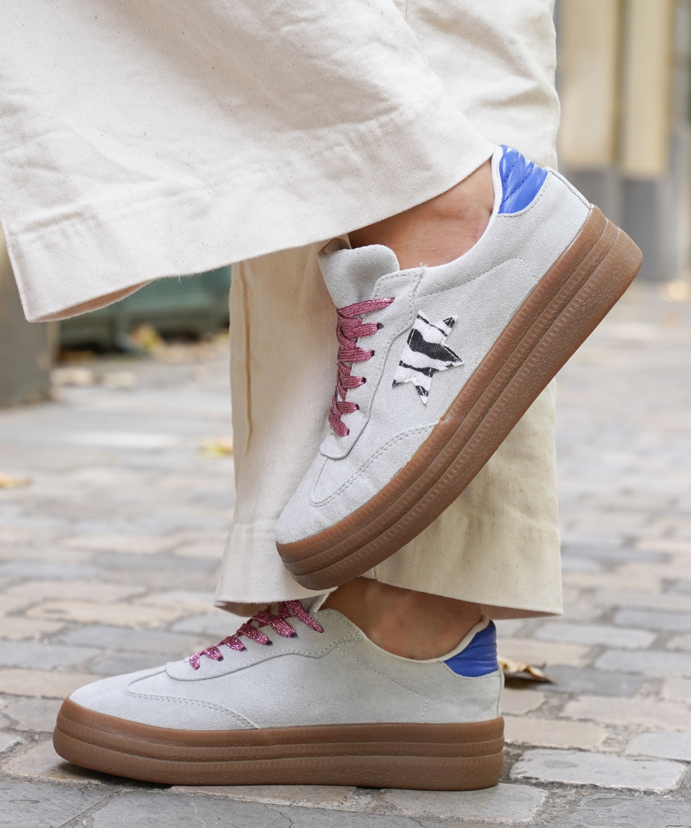 BASKETS BLANCHES AVEC DÉTAIL ZÉBRÉ ET LACETS BORDEAUX - Casualmode.fr