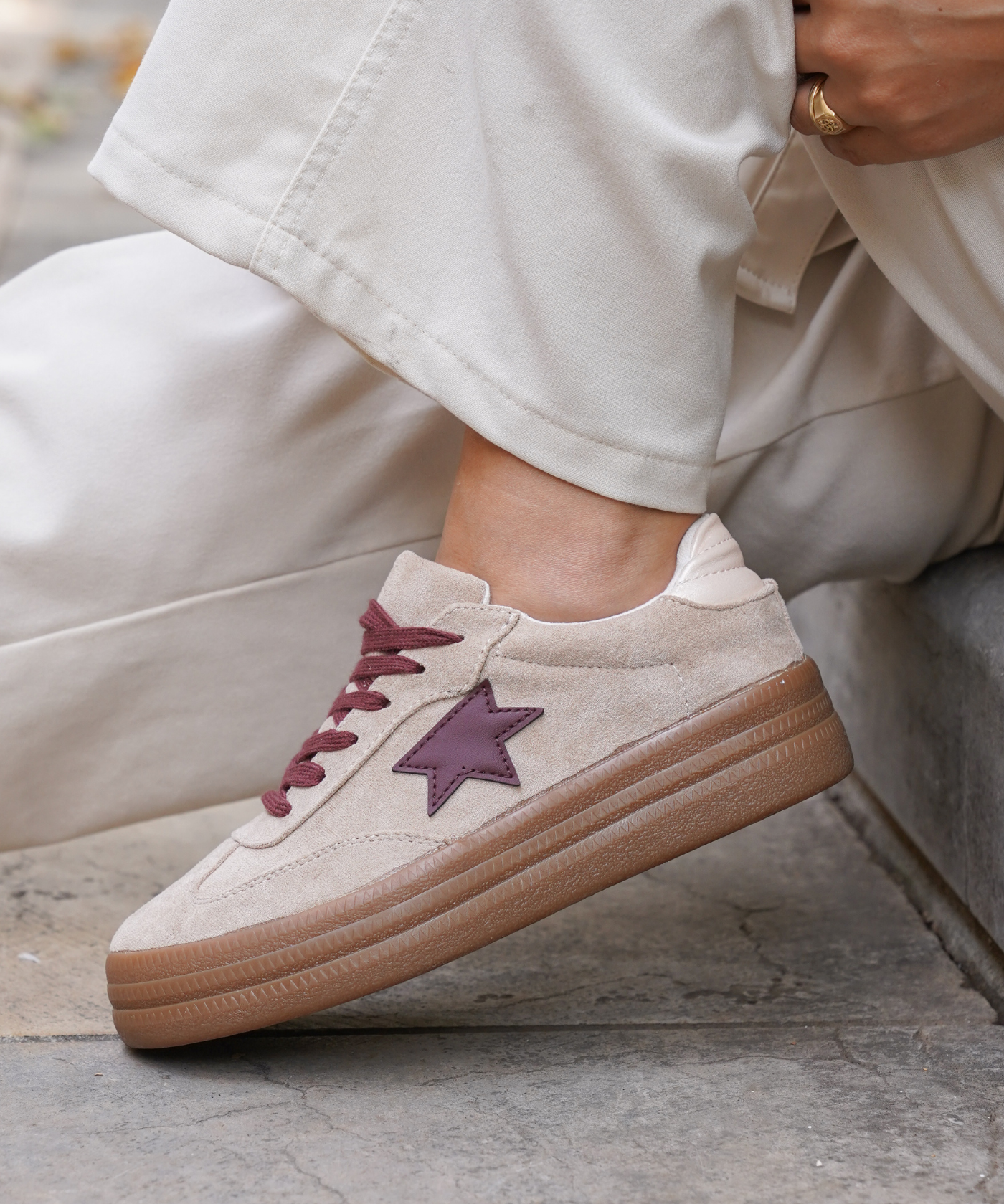BASKETS BEIGE AVEC ÉTOILE BORDEAUX ET SEMELLE ÉPAISSE - Casualmode.fr