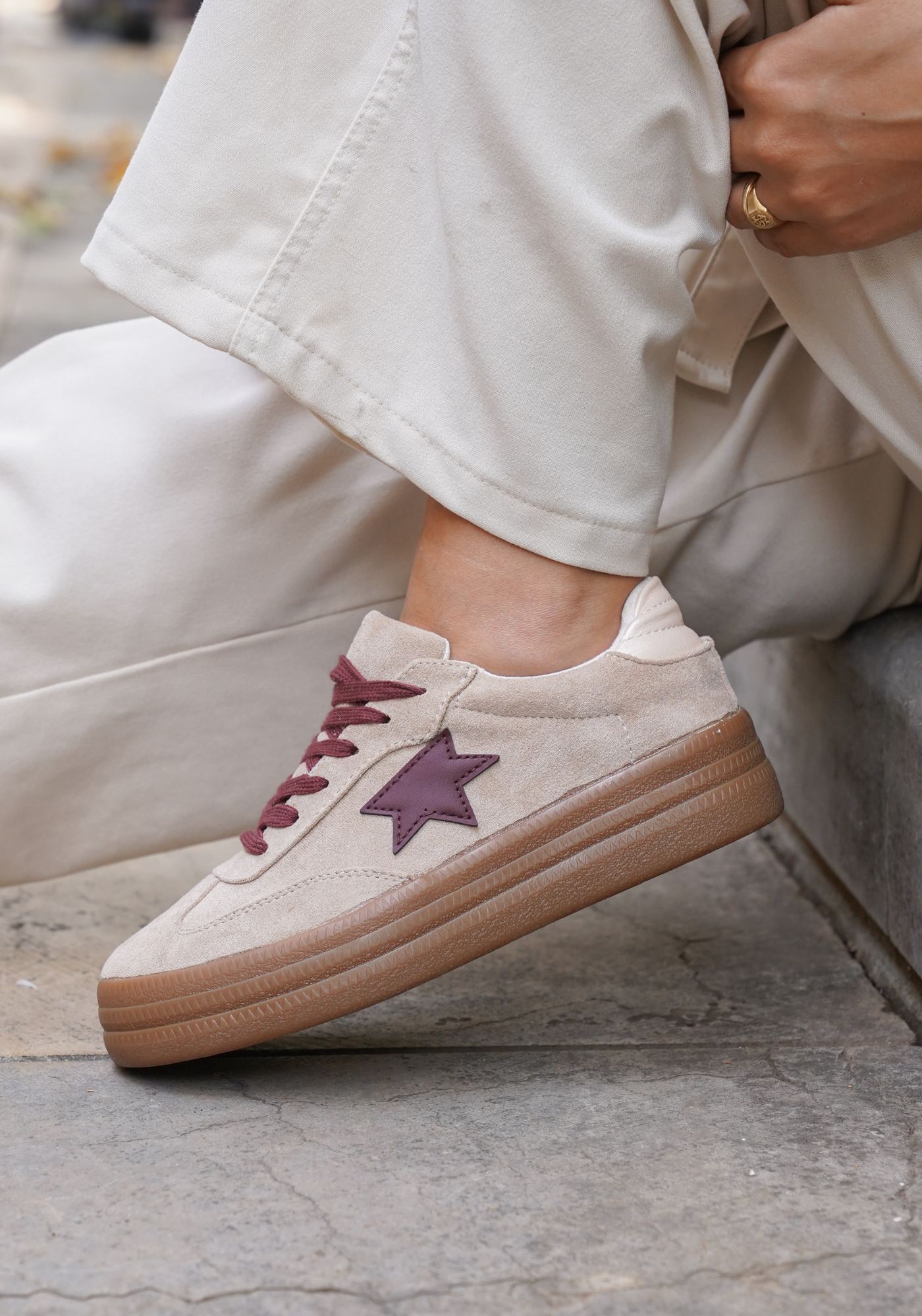 BASKETS BEIGE AVEC ÉTOILE BORDEAUX ET SEMELLE ÉPAISSE - Casualmode.fr