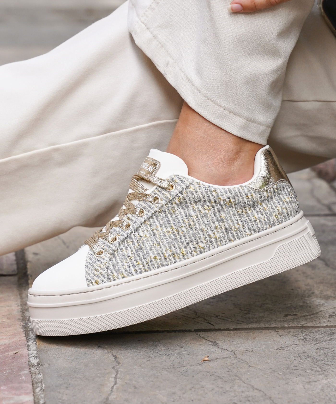 BASKETS CHIC EN TWEED DORÉ ET BLANC - Casualmode.fr