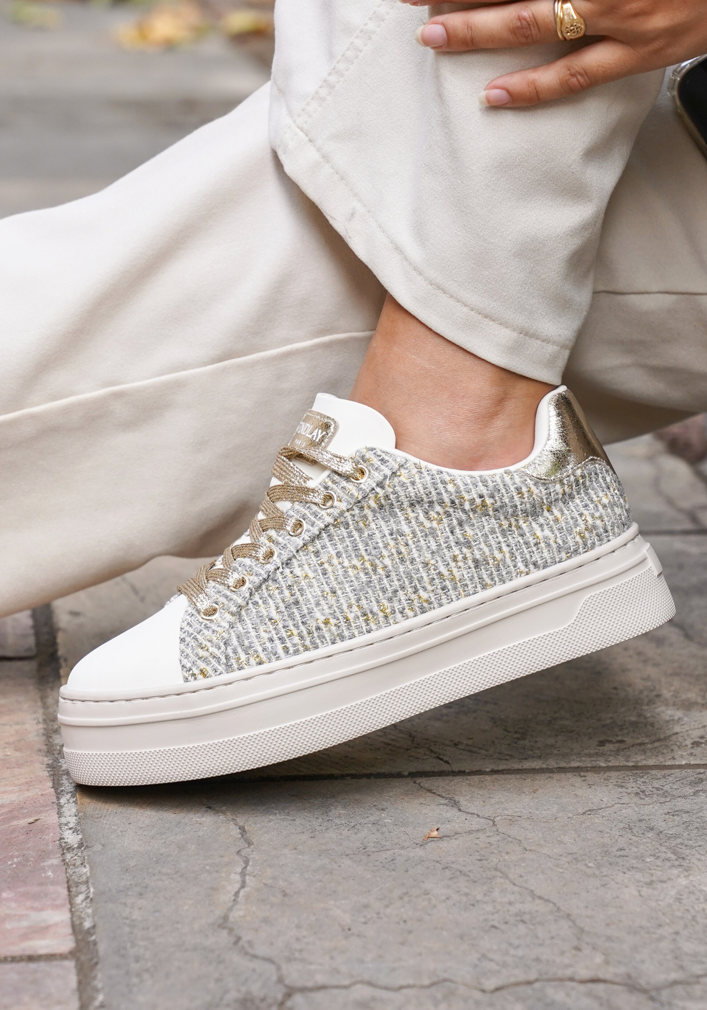 BASKETS CHIC EN TWEED DORÉ ET BLANC - Casualmode.fr