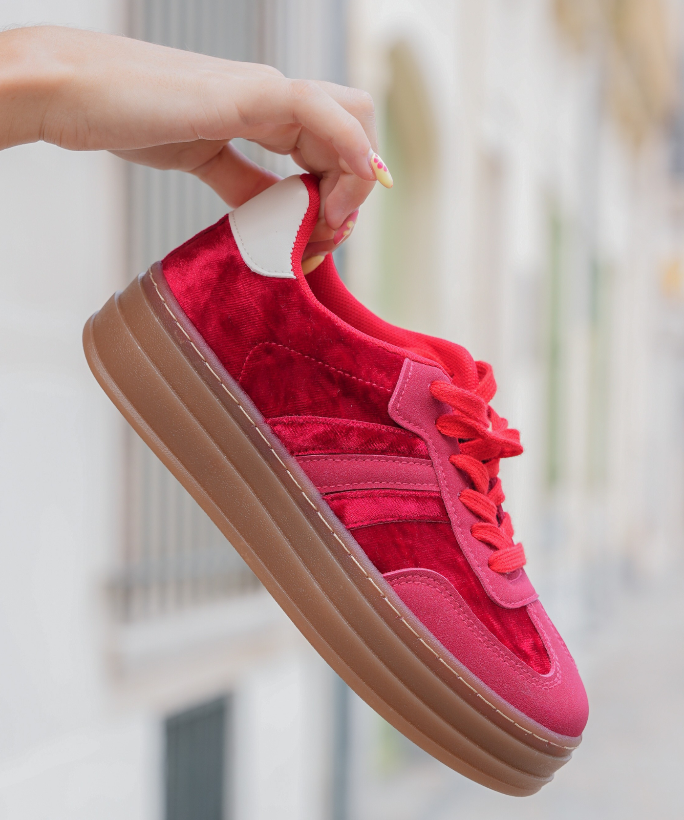 BASKETS ROUGE EN AVEC DÉTAILS BLANCS - Casualmode.fr