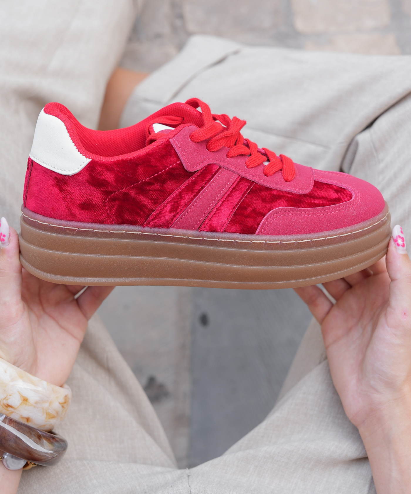 BASKETS ROUGE EN AVEC DÉTAILS BLANCS - Casualmode.fr