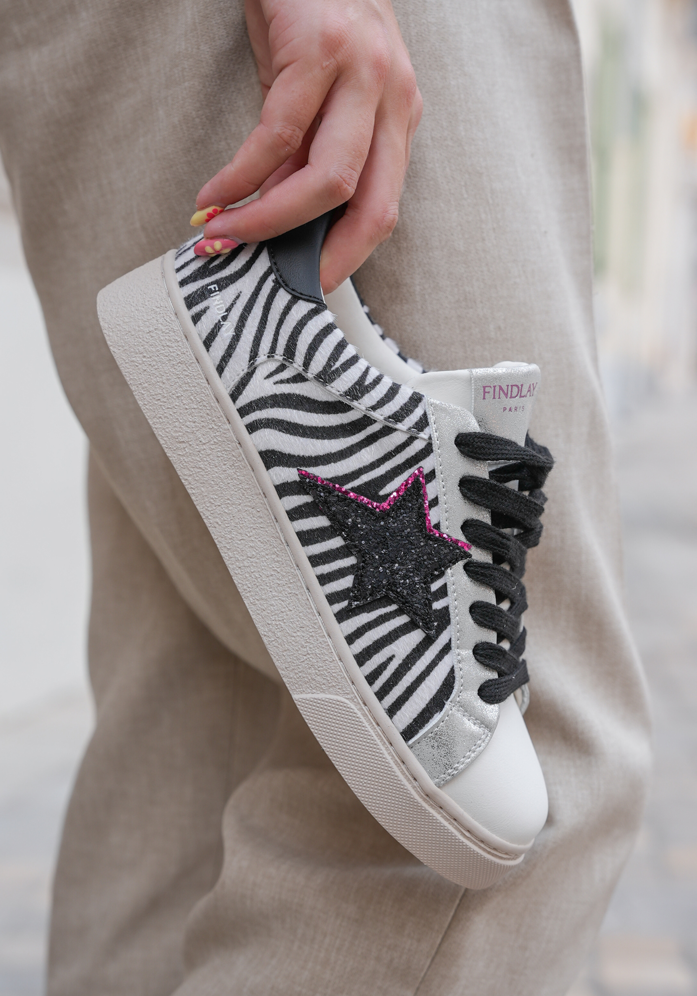 BASKETS IMPRIMÉ ZÈBRE AVEC ÉTOILE PAILLETÉE NOIRE - Casualmode.fr