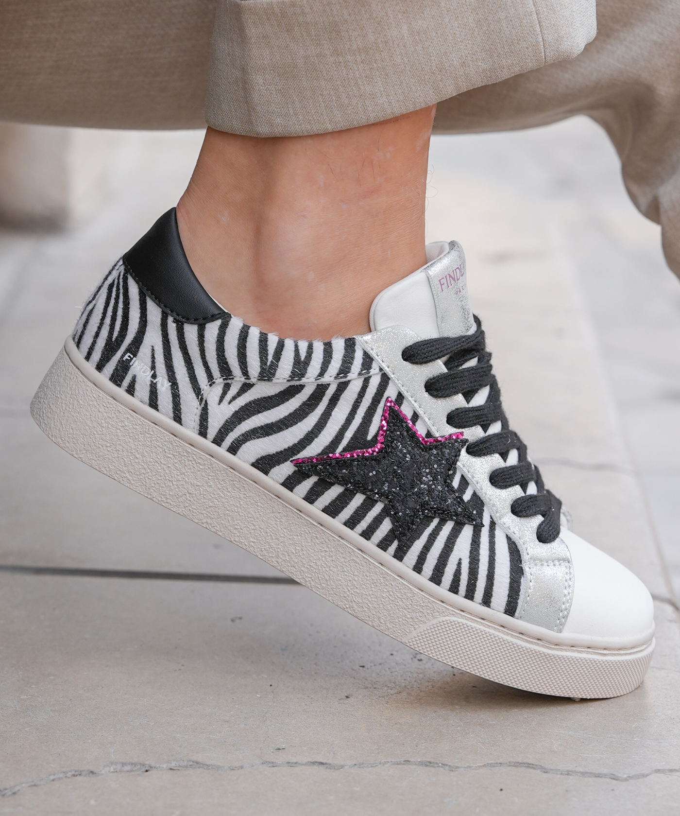 BASKETS IMPRIMÉ ZÈBRE AVEC ÉTOILE PAILLETÉE NOIRE - Casualmode.fr