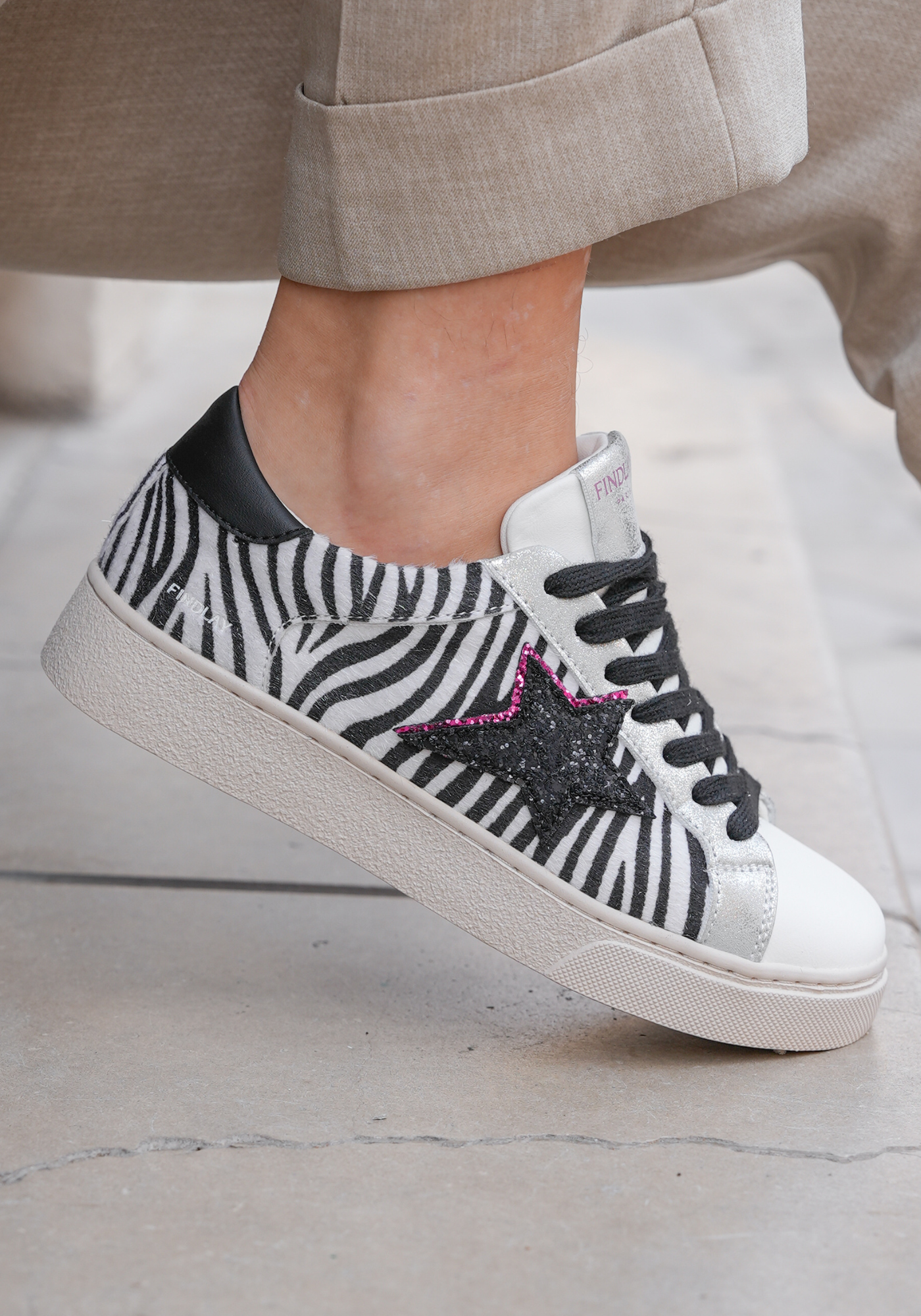 BASKETS IMPRIMÉ ZÈBRE AVEC ÉTOILE PAILLETÉE NOIRE - Casualmode.fr