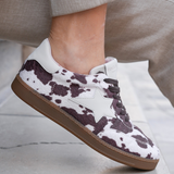 BASKETS IMPRIMÉ VACHE AVEC ÉTOILE BLANCHE - Casualmode.fr
