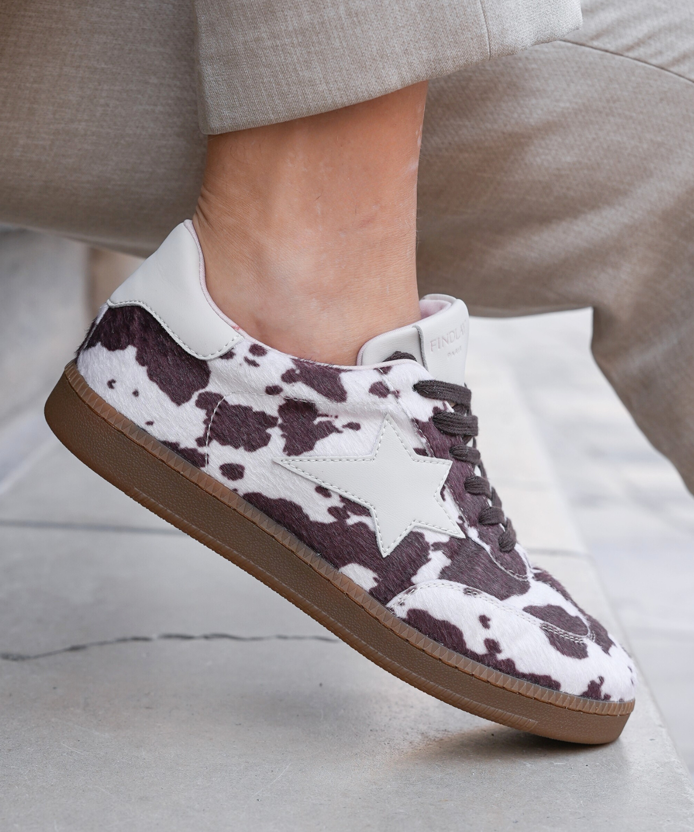 BASKETS IMPRIMÉ VACHE AVEC ÉTOILE BLANCHE - Casualmode.fr