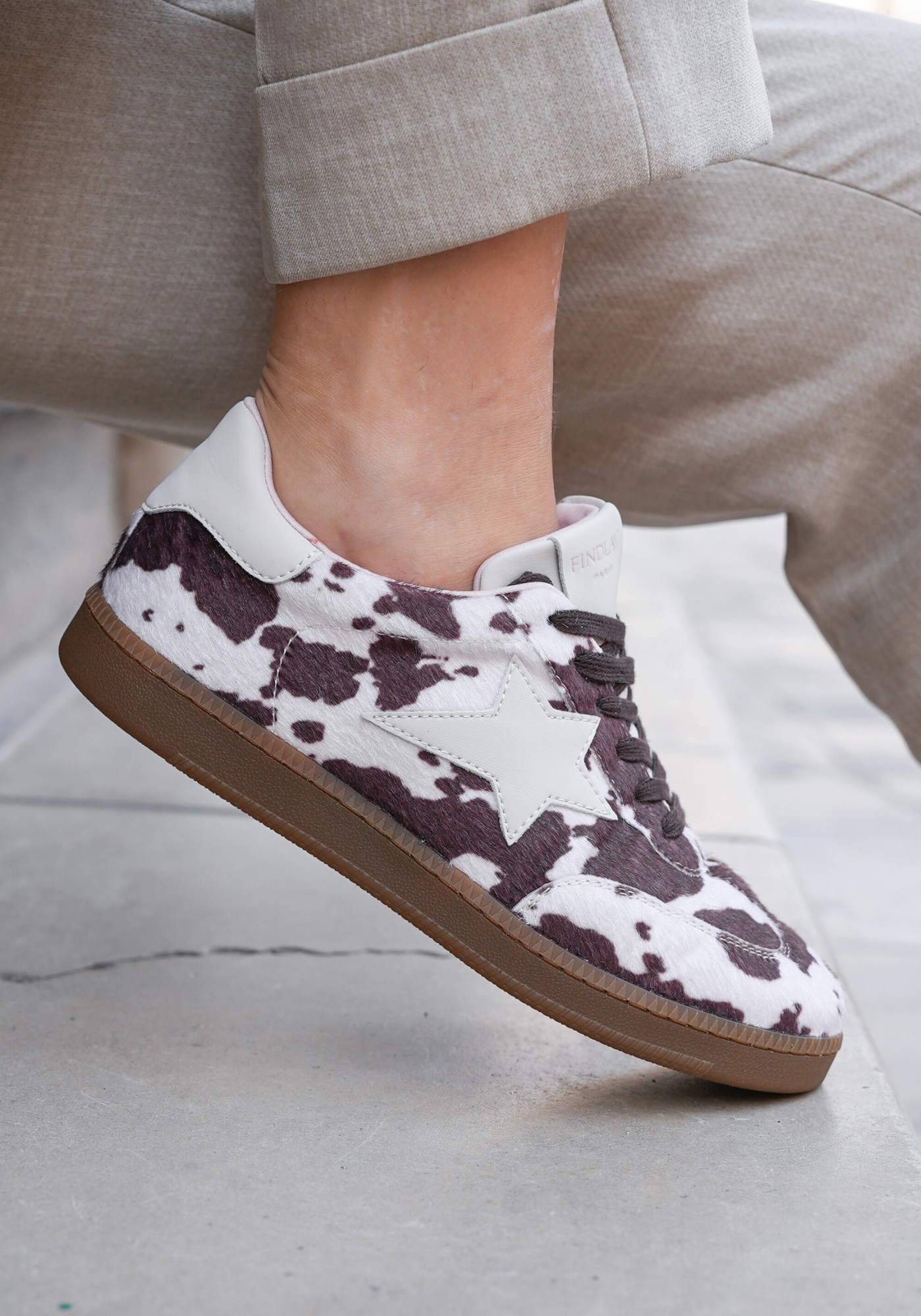 BASKETS IMPRIMÉ VACHE AVEC ÉTOILE BLANCHE - Casualmode.fr